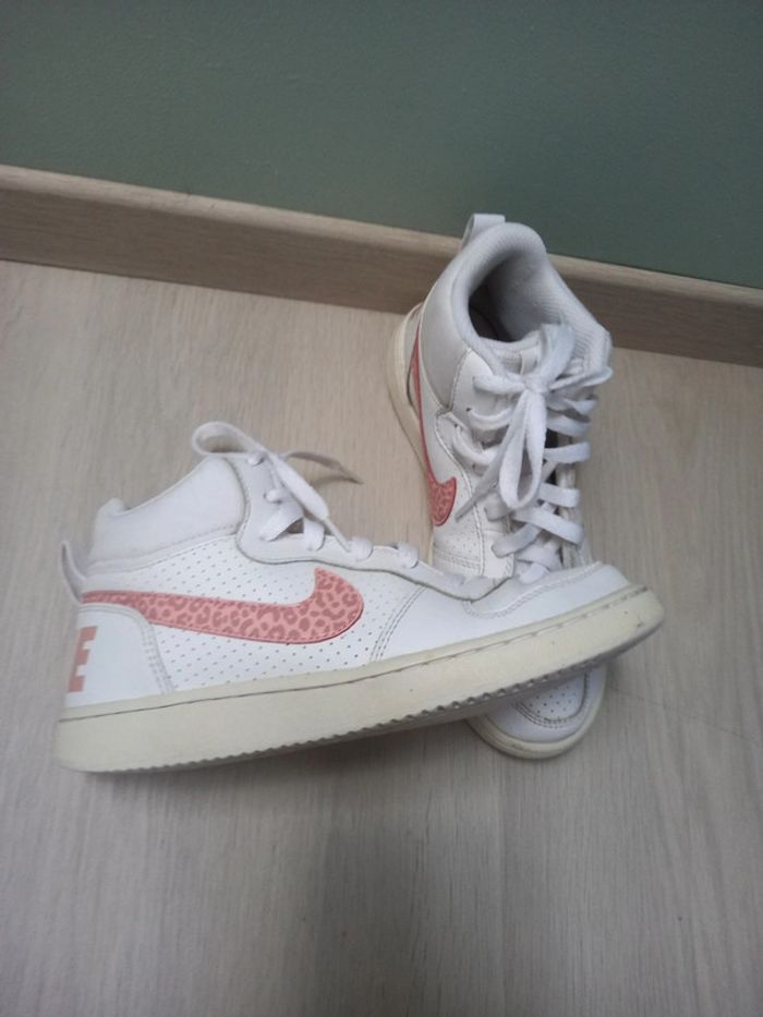 Baskettes Nike taille court borough taille 37.5 - photo numéro 2