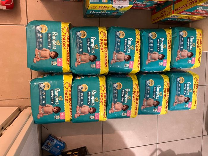 10 paquets couches t4 Pampers neuf