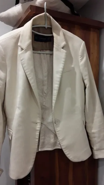 Veste zara ,taille L, mais plutôt  correspond  à un 38