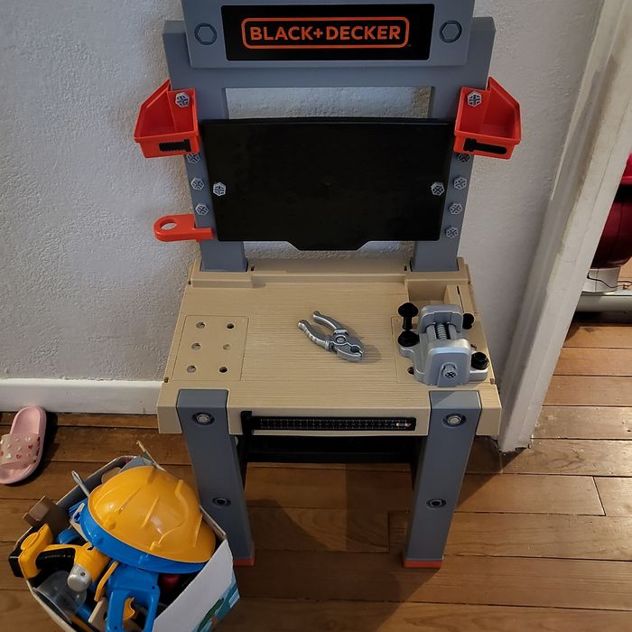 Établi + caisse avec outils