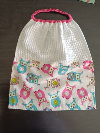 Serviette de table élastiquée, forme bavoir , fille , pour cantine école maternelle
