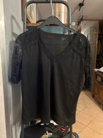 Teeshirt noir manches en dentelle