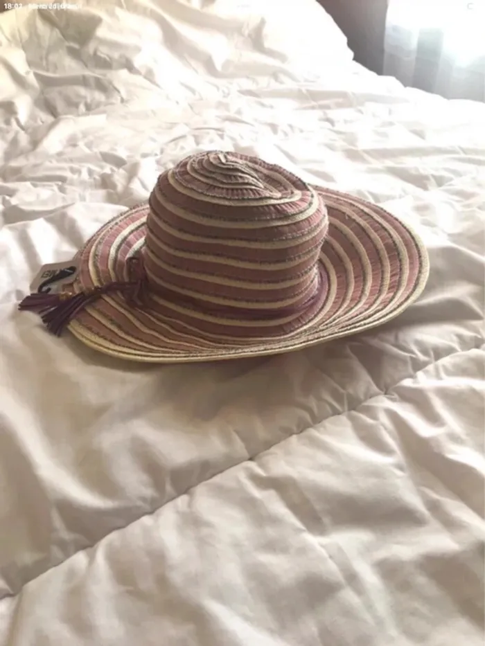 Chapeau mauve violet taille unique neuf avec étiquettes