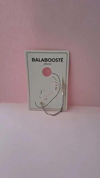 Boucle d'oreille Bala Boosté neuve jamais porté avec emballage de couleur argentée
