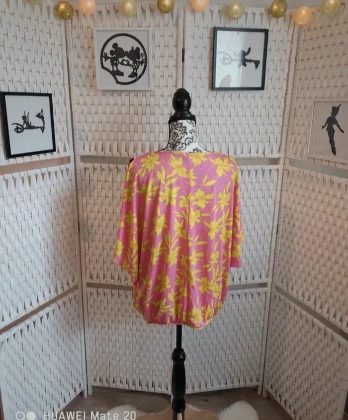 💕Jolie blouse rose poudré aux motifs floraux jaune acidulé avec collier femme TXl / 42 mosquitos 💕 - photo numéro 2