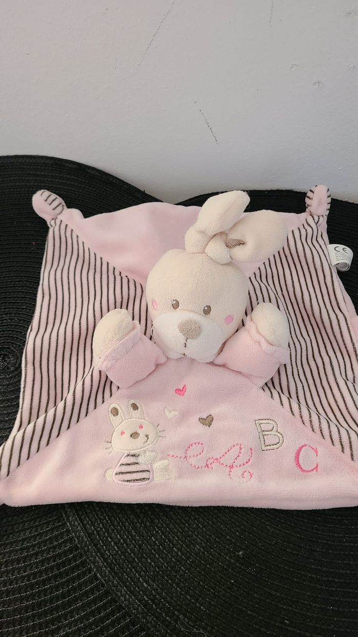 Doudou plat lapin rose rayé attache tétine ABC NICOTOY