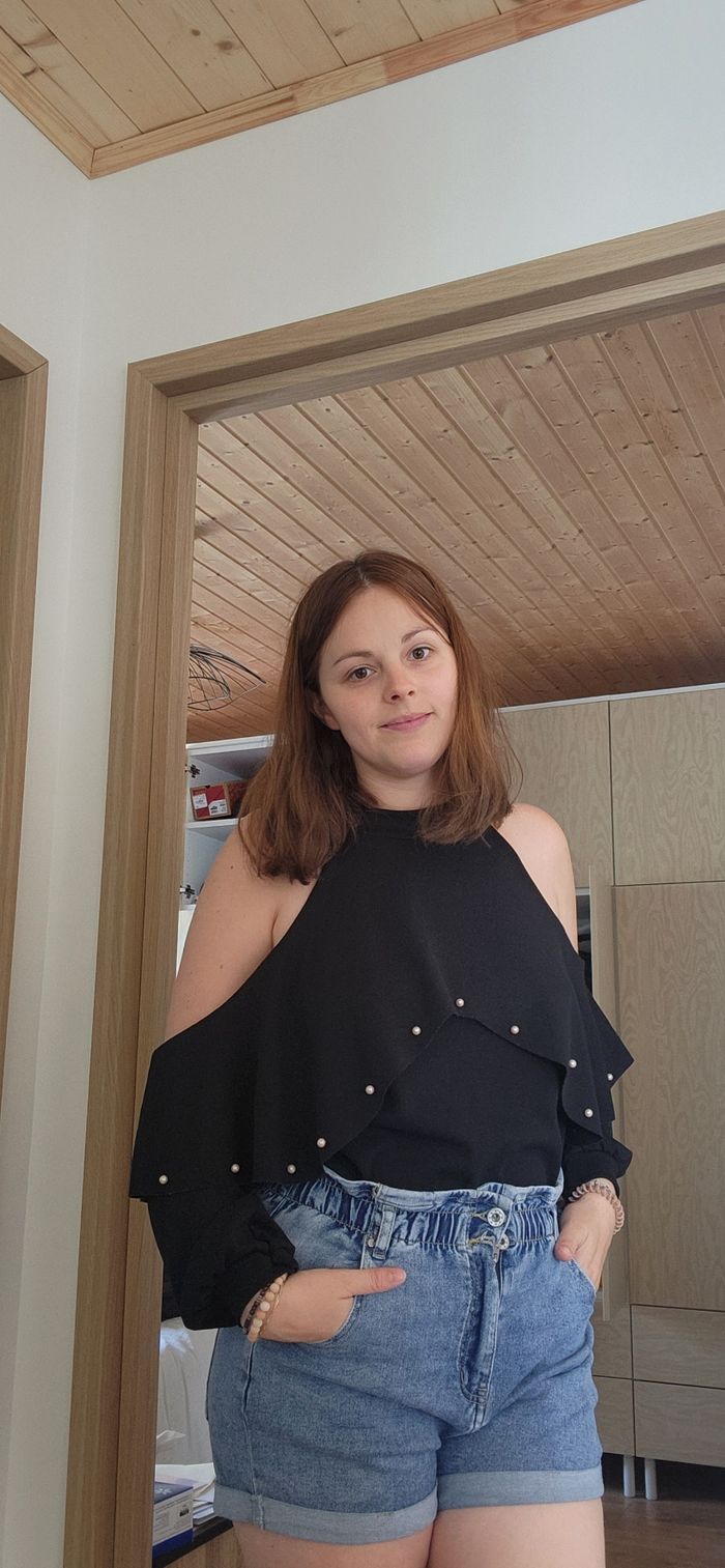 Chemise noire épaules dénudées – détails perles - photo numéro 4
