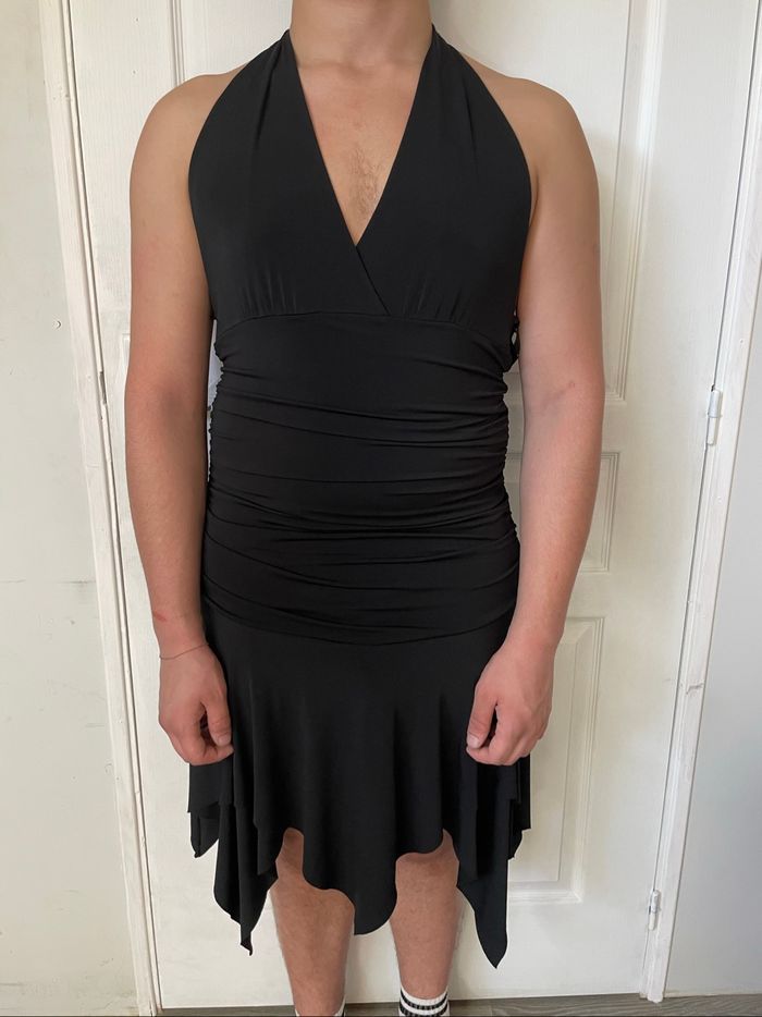 jolie robe noir à froufrou