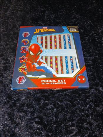 Crayons de couleurs et gommes. Spiderman Marvel