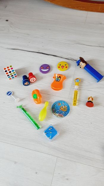 Lot de 15 jouets divers