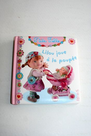 Livre cartonné "Lilou joue à la poupée" de Fleurus