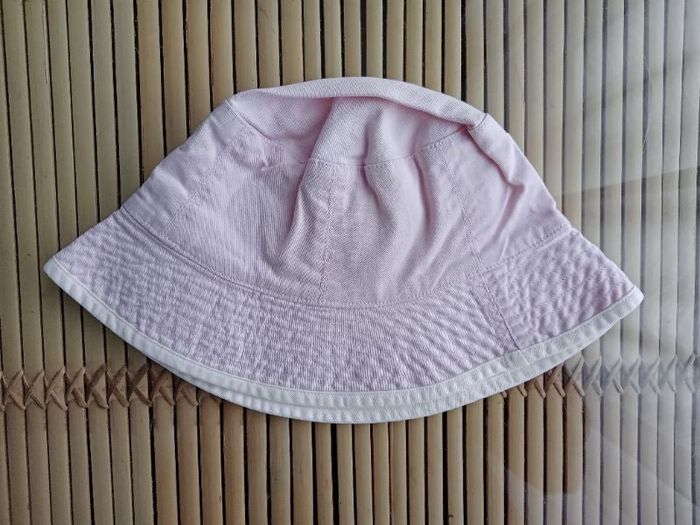 Chapeau réversible rose et blanc