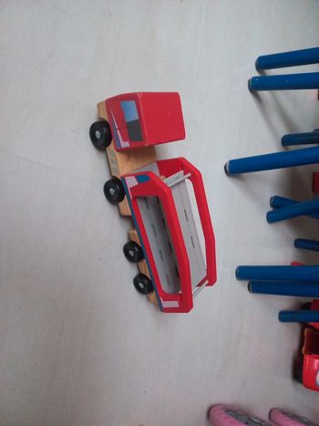 Camion avec remorque en bois