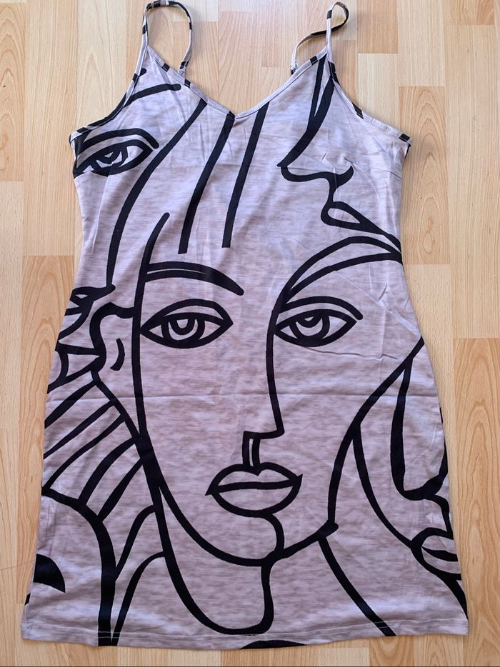 Superbe robe courte beige et noir à fleurs taille L