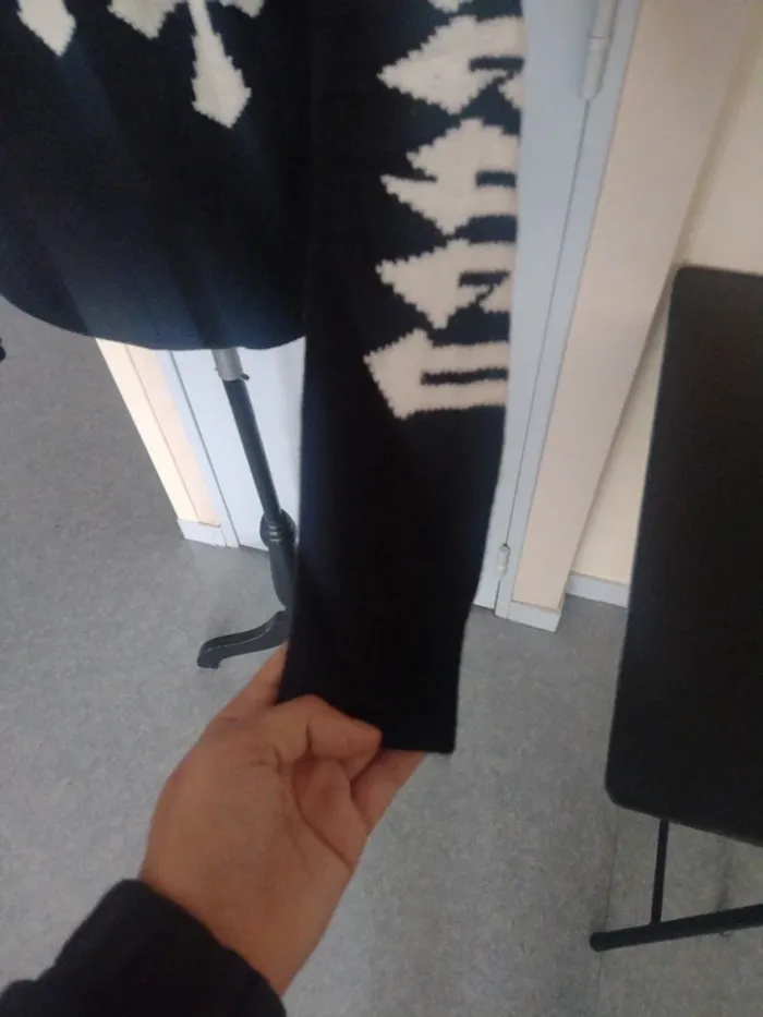 Pull noir à motifs croix Black Squad – Taille S – Excellent état - photo numéro 5