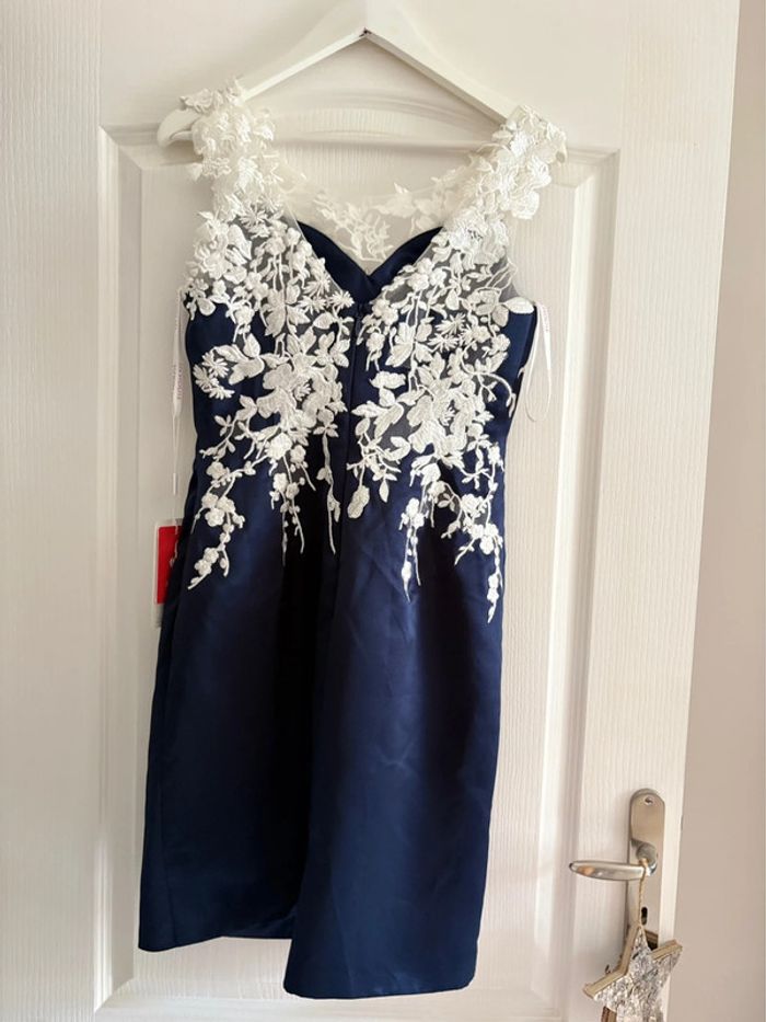Robe de cocktail/mariage - bleu marine et blanche - dentelle - neuve jamais portée - taille 38/M - photo numéro 6