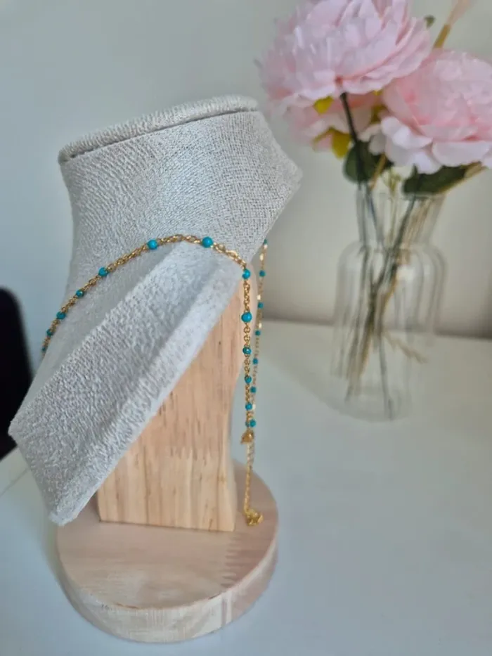 Collier style gigi dorée en acier inoxydable
🌸 perles bleu avec médaille croix - photo numéro 2
