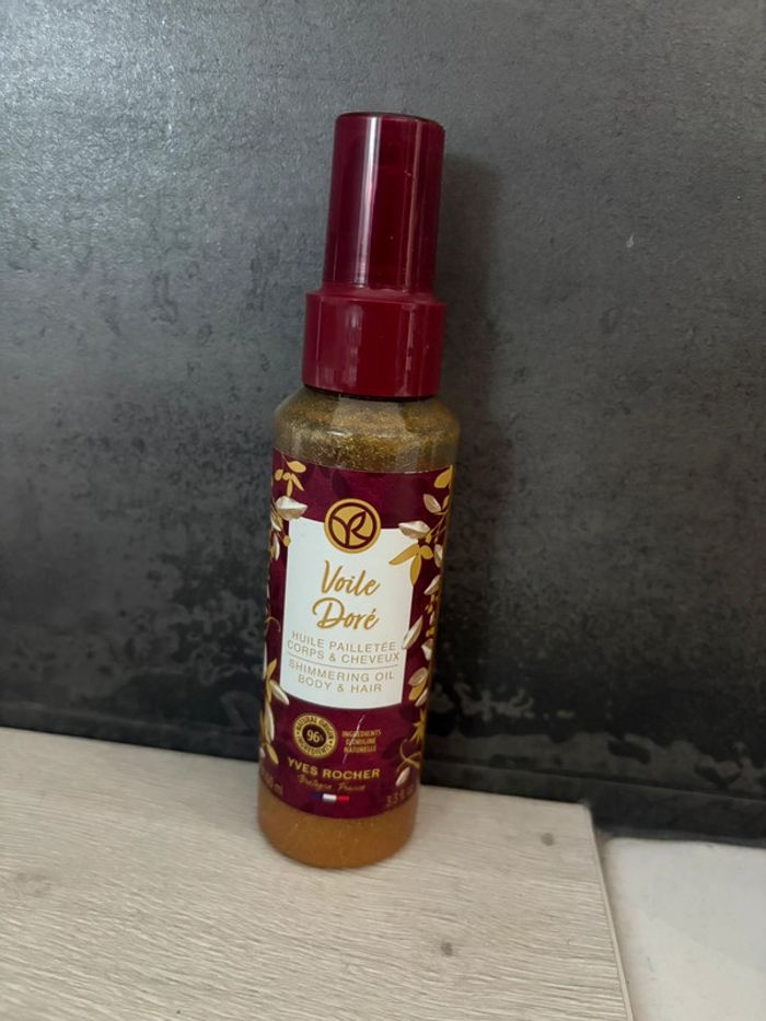 Huile Pailletée Corps & Cheveux Voile Doré Illumine et parfume délicatement votre peau Yves rocher