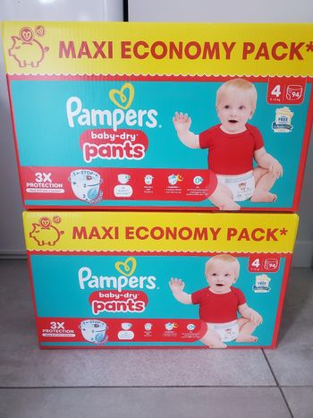 Lot de 2 cartons de couches culottes pampers taille 4