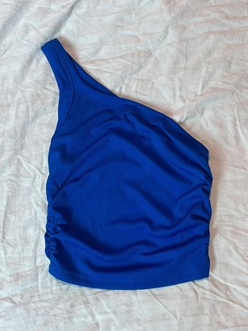 Crop top asymétrique sans manche
