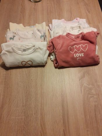 Lot pyjamas 1 mois.