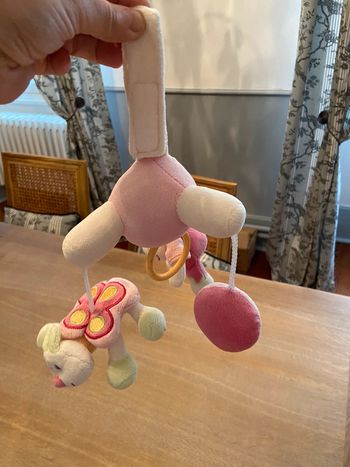 Mobile en velours rose attache scratch.