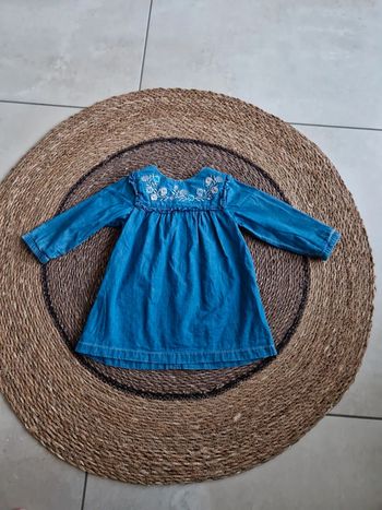 Jolie robe en jean avec broderies taille 9 mois