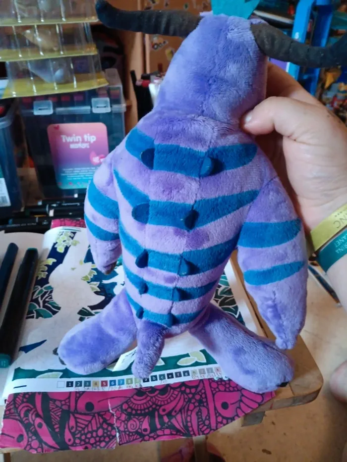 Peluche tylor de monstre et compagnie 20cm env pas vinted go - photo numéro 2