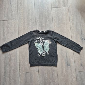 Pull fin gris avec motif papillon pailleté. Fille 4 ans. Marque H&M