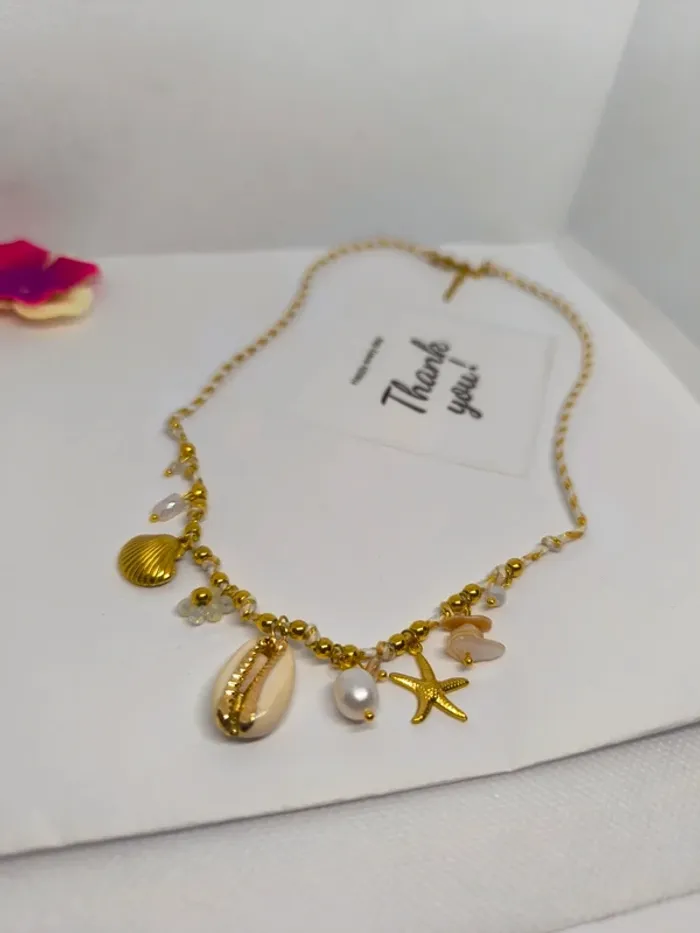Collier doré et beige avec charms marins et fleur - photo numéro 6