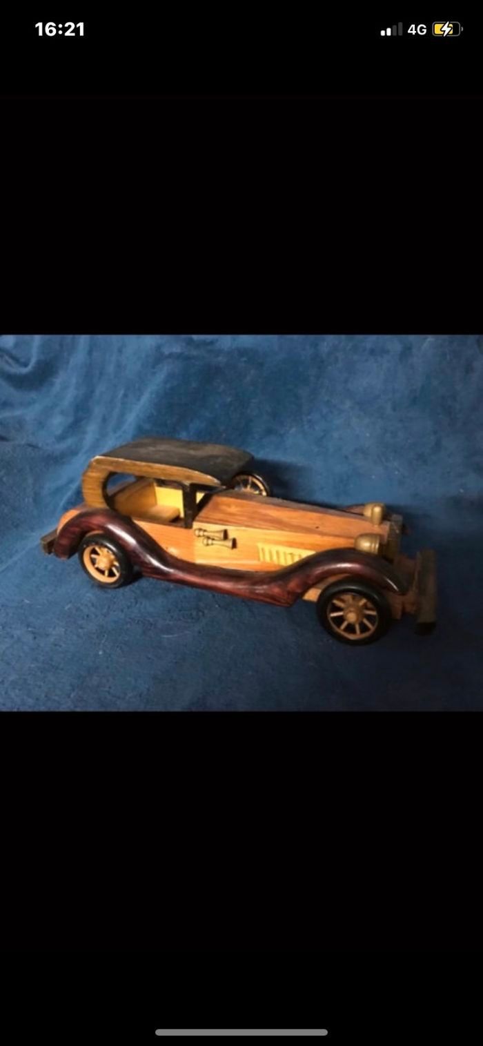 Voiture de décoration en bois