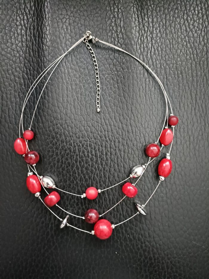 Collier argenté à perles rouges et argentées