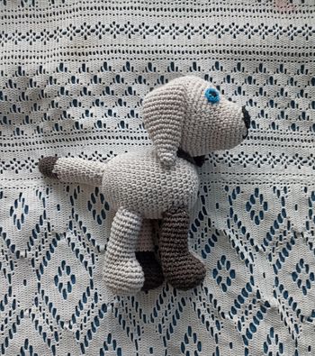 Peluche chien en tricot
