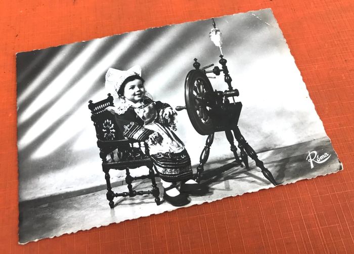 Carte postale ancienne Bretagne Petite Bretonne portant son premier costume de Pont Aven - photo numéro 2