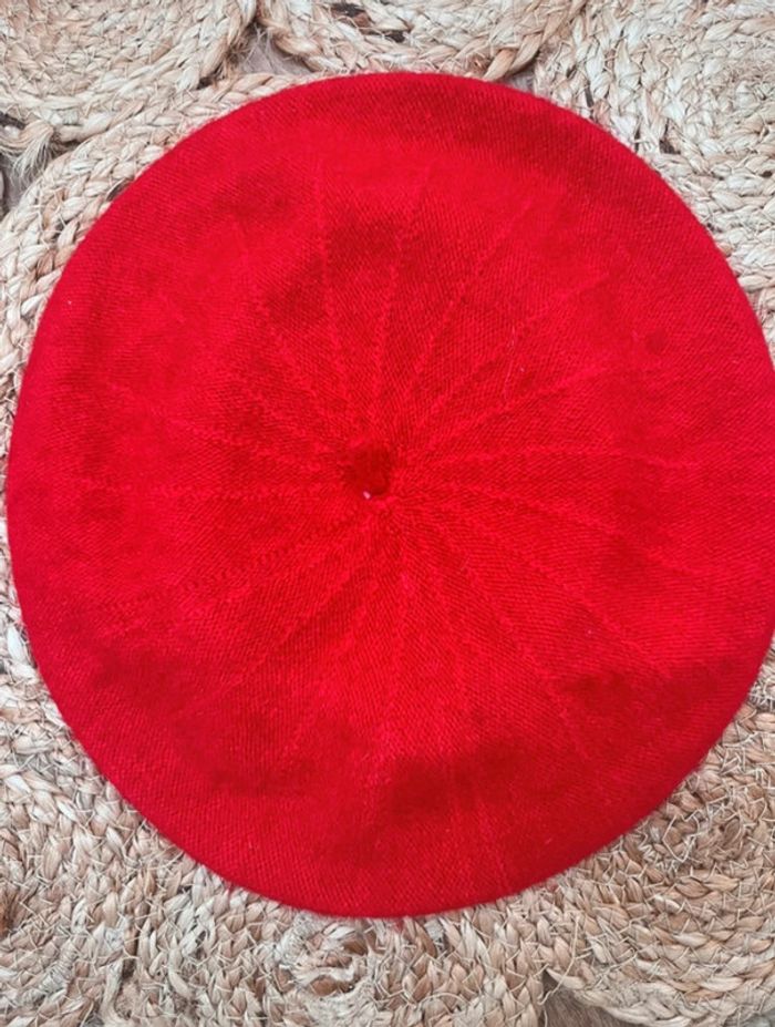 Béret rouge en laine – style classique et intemporel - photo numéro 2