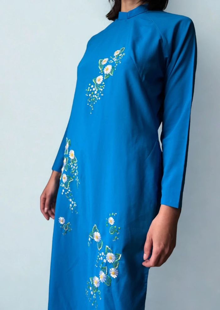 Robe tunique bleue à fleurs brodées • Blue tunic dress with embroidered flowers Size S/M - photo numéro 3