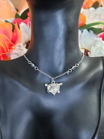 Collier avec son coeur en pierre topaz transparente en acier inoxydable