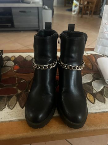 Bottines noires avec chaîne