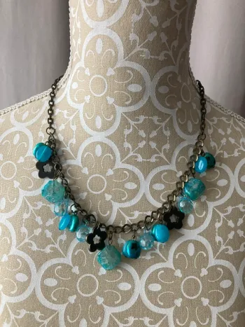 Collier bleu