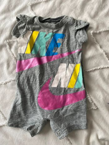 Très jolie barboteuse bébé fille Nike