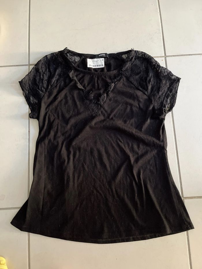 T-shirt noir avec dentelle