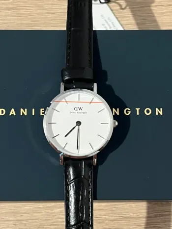 Montre Daniel Wellington Petite Reading 28mm cuir noir cadran blanc femme