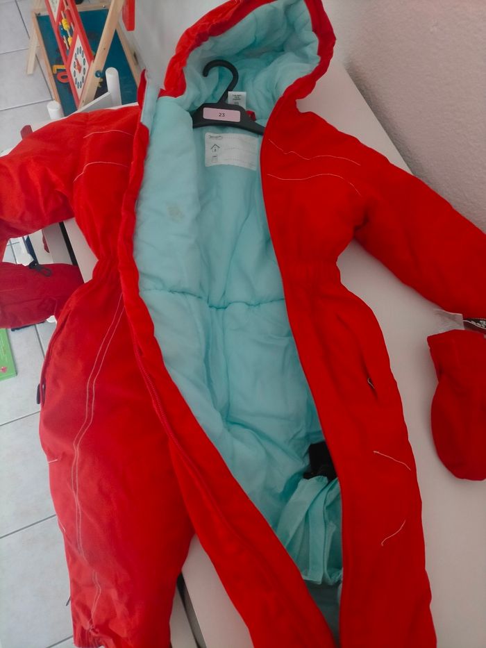 Combinaison de ski et moufles
