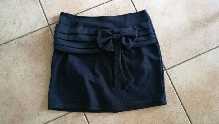 Jupe bleue avec gros noeud