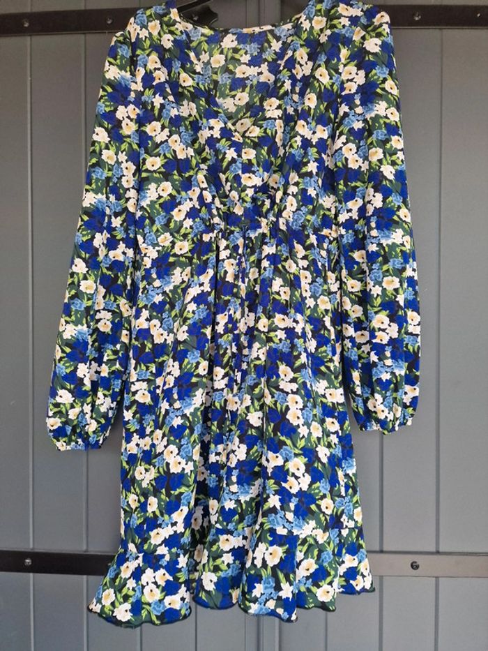 Robe noir courte fleurie - photo numéro 3