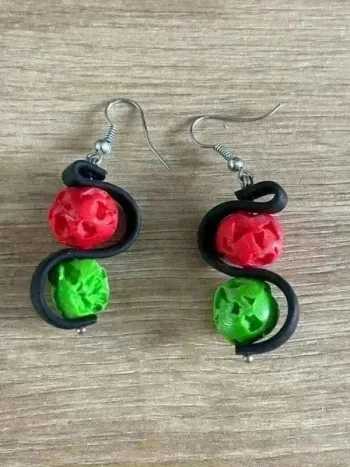 Boucle d’oreille verte et rouge