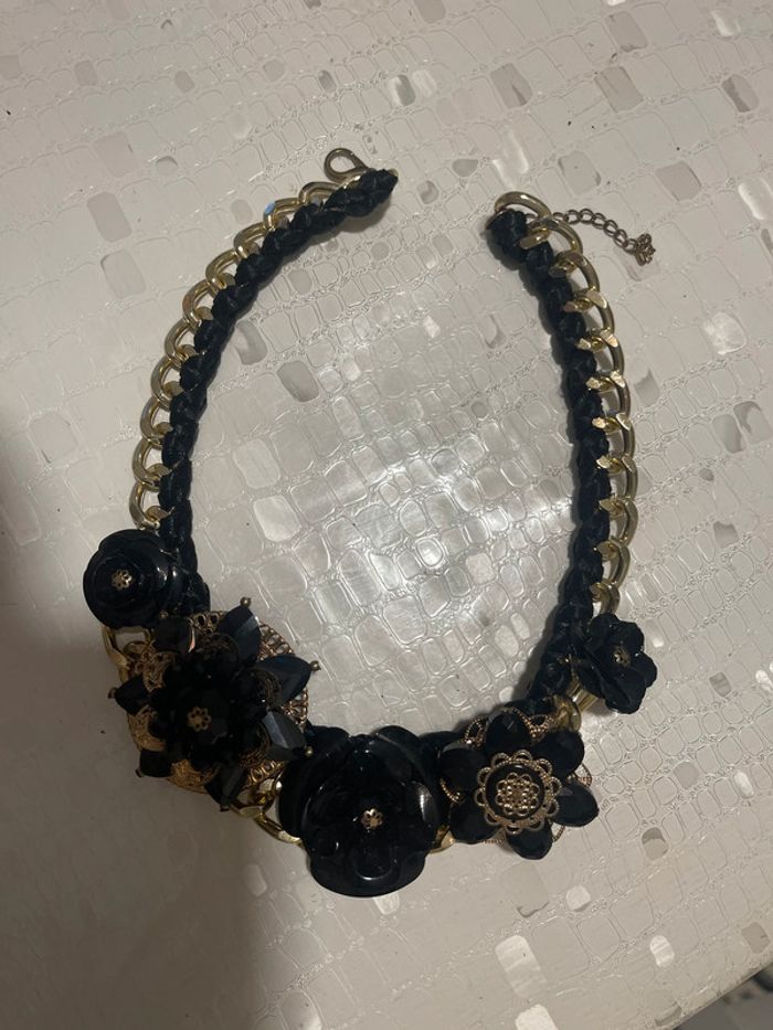 Très joli collier noir et or avec fleurs - photo numéro 2