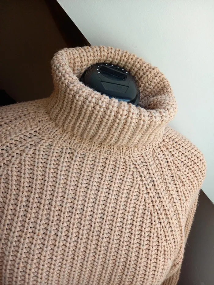 Pull avec un bon col roulé , couleur saumon-rose pâle - photo numéro 3
