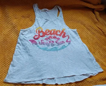Débardeur gris, H&M " Beach", en très bon état, taille 12/14 ans