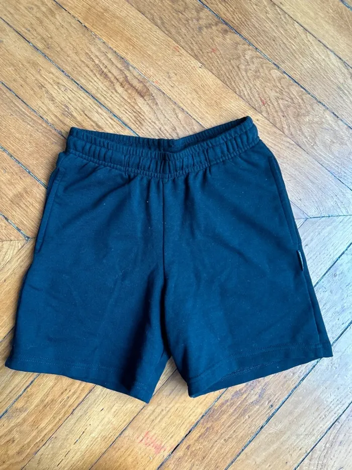 NEUF short noir taille 10 ans - photo numéro 3